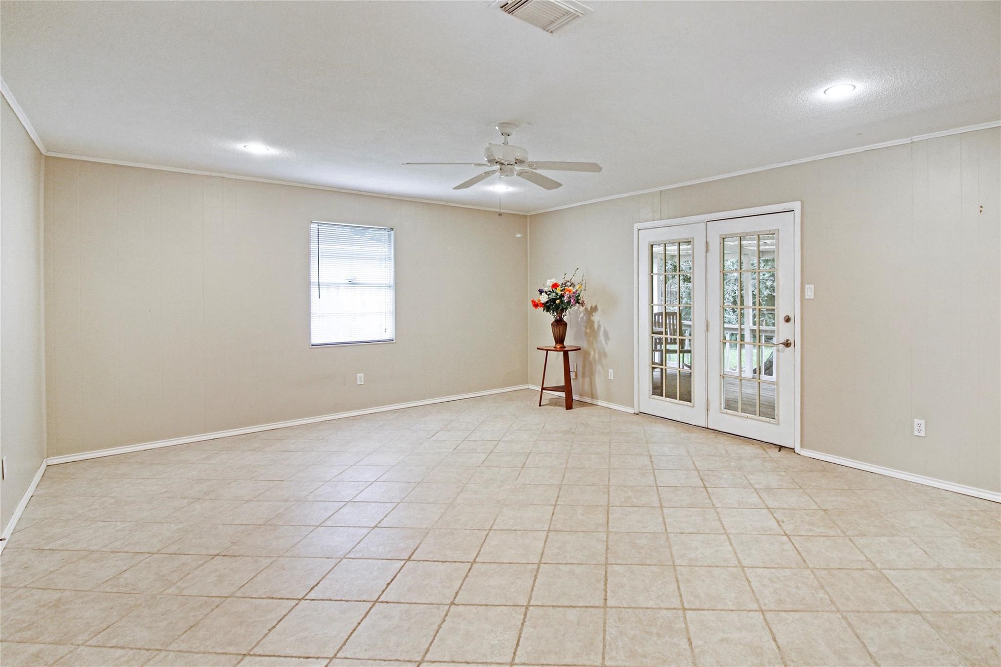 1915 East Allegro Street Houston, TX 77080 - Photo 5 of 13 an empty room with windows and ceiling fan