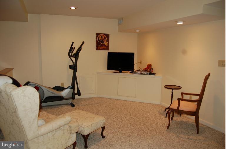 4605 Newington Road Jefferson, MD 21755 - Photo 2 of 20 Family Room
