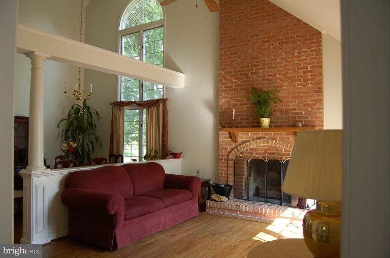 4605 Newington Road Jefferson, MD 21755 - Photo 7 of 20 Living Room