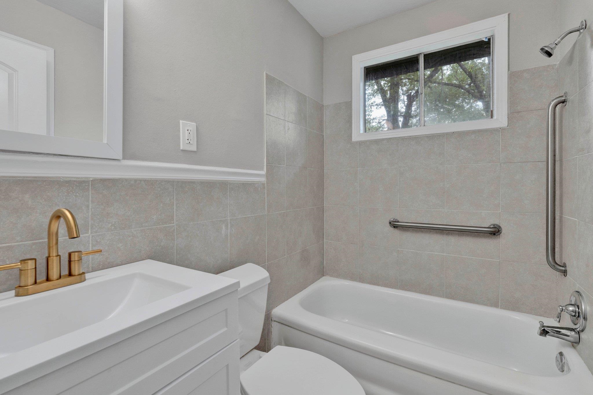 1866 Cherry Road Memphis, TN 38117 - Photo 16 of 20 a bathroom with a toilet a sink and bathtub
