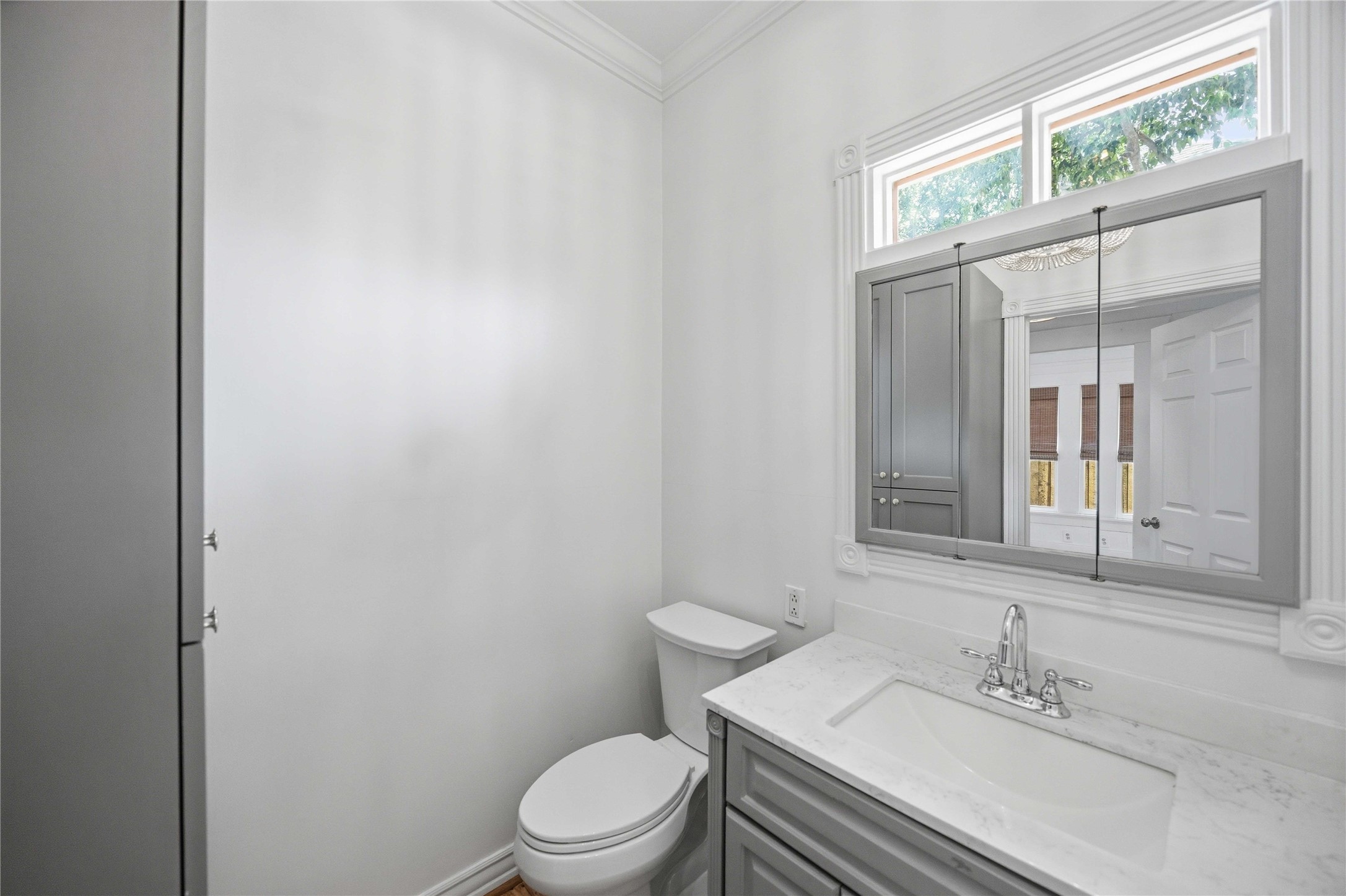 208 Archer Street Houston, TX 77009 - Photo 20 of 26 The hallway bath is naturally lit and spacious.