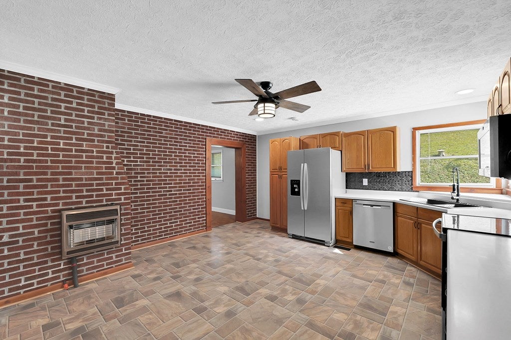 944 Spring Hill Road Cedar Bluff, VA 24609 - Photo 6 of 40 Gallery Image 6