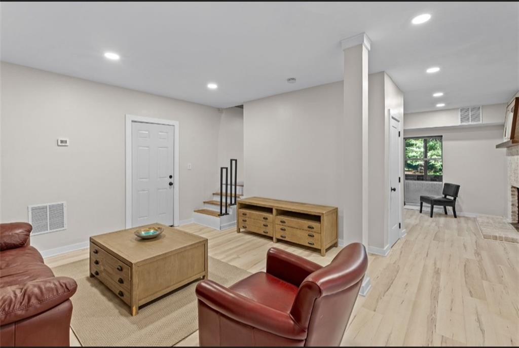 2150 Azalea Circle Decatur, GA 30033 - Photo 18 of 28 a living room with furniture