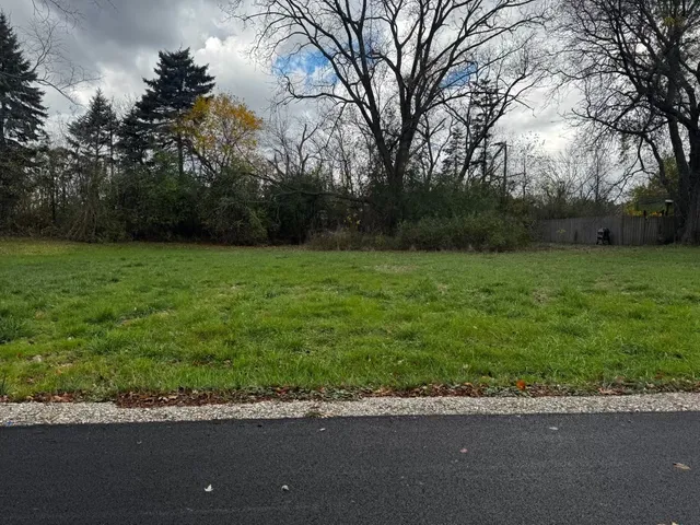 a view of a grassy area