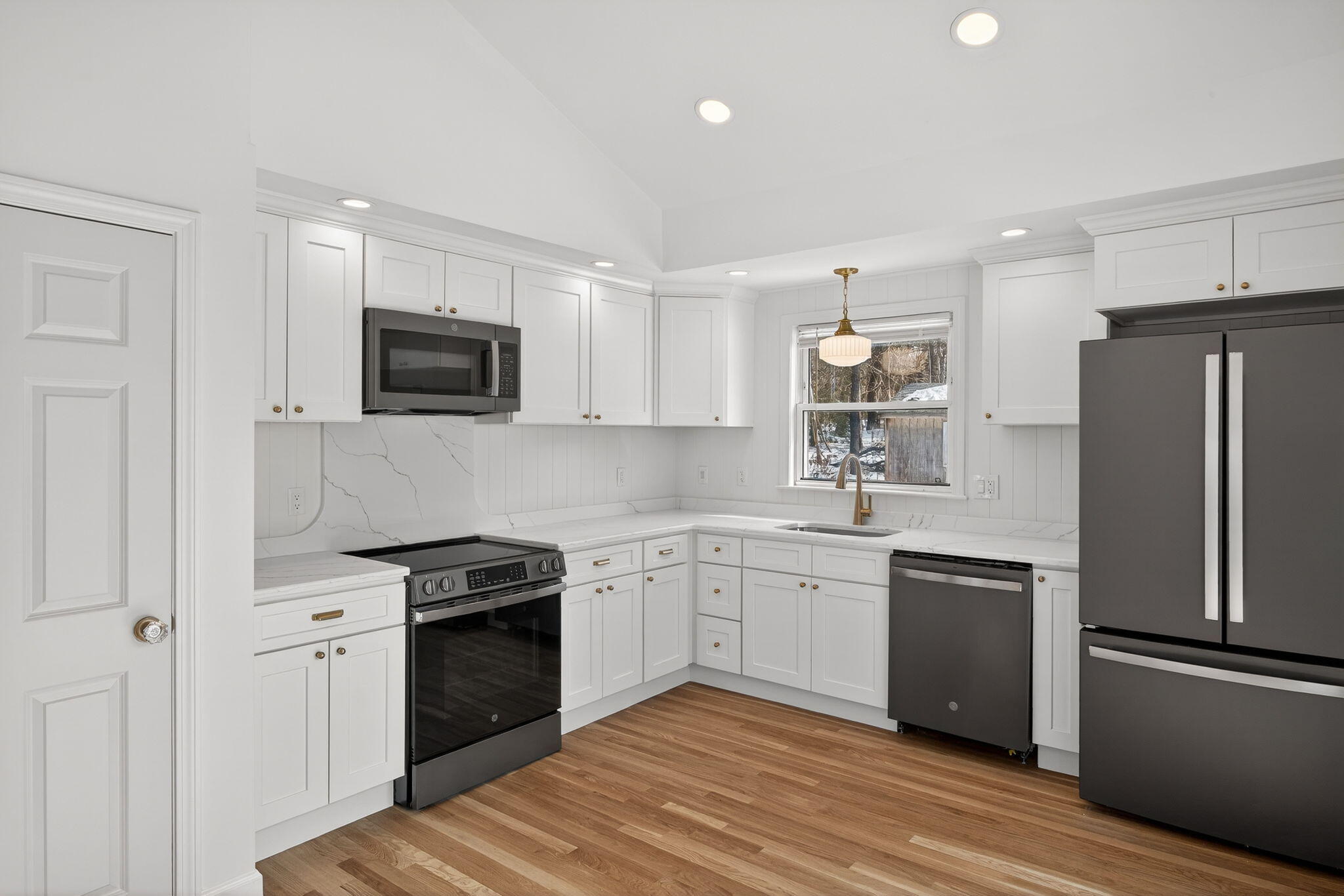 585 Old Falmouth Road Marstons Mills, MA 02648 - Photo 13 of 40 26-8P0A1354
