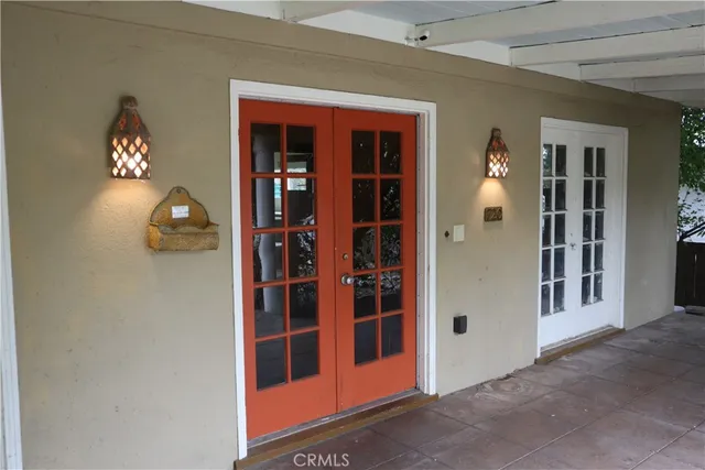a view of entryway with a front door