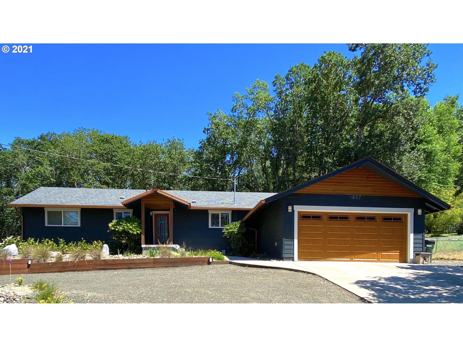 1657 Fisher Road Roseburg, OR 97471 - Photo 2 of 32 Gallery Image 2