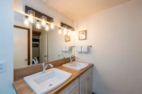 $850,000 | 1877 Willard Road, Hartford, VT 05059