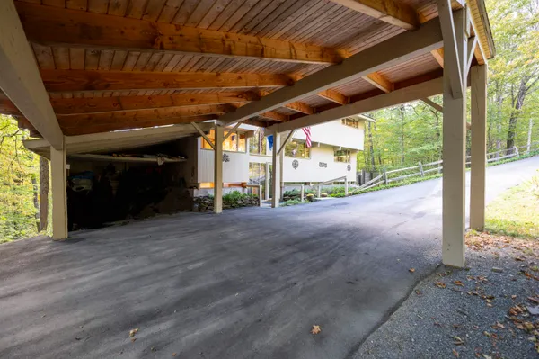 $850,000 | 1877 Willard Road, Hartford, VT 05059