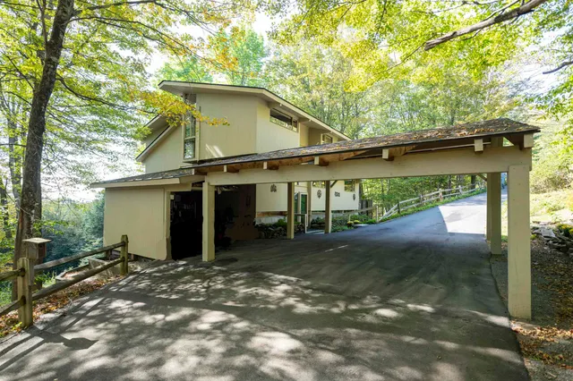 $925,000 | 1877 Willard Road, Hartford, VT 05059