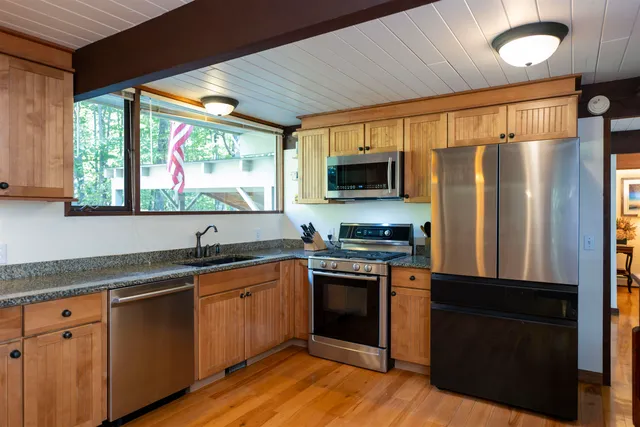 $925,000 | 1877 Willard Road, Hartford, VT 05059