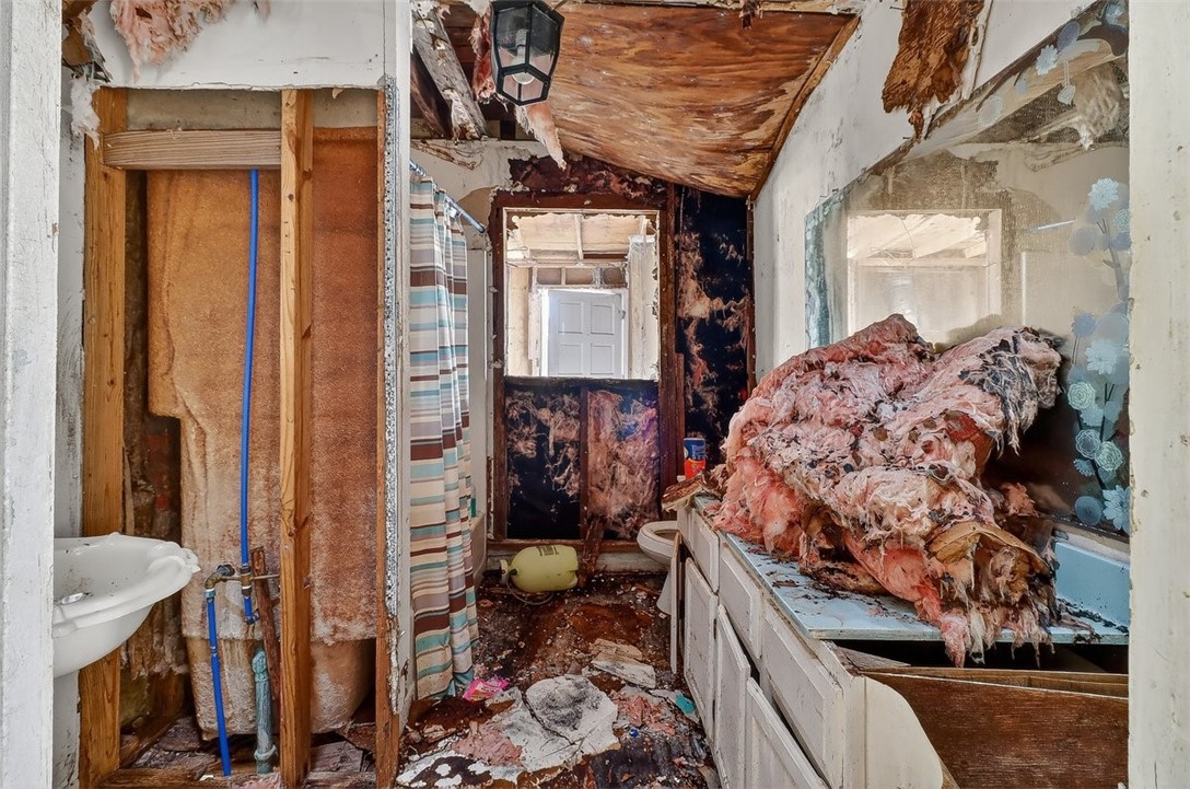 1930 Sandy Way Corpus Christi, TX 78418 - Photo 9 of 35 a bed room with a bed and a painting on the wall