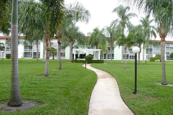 $1,800 | 3300 Springdale Boulevard, Unit 301, Palm Springs, FL 33461