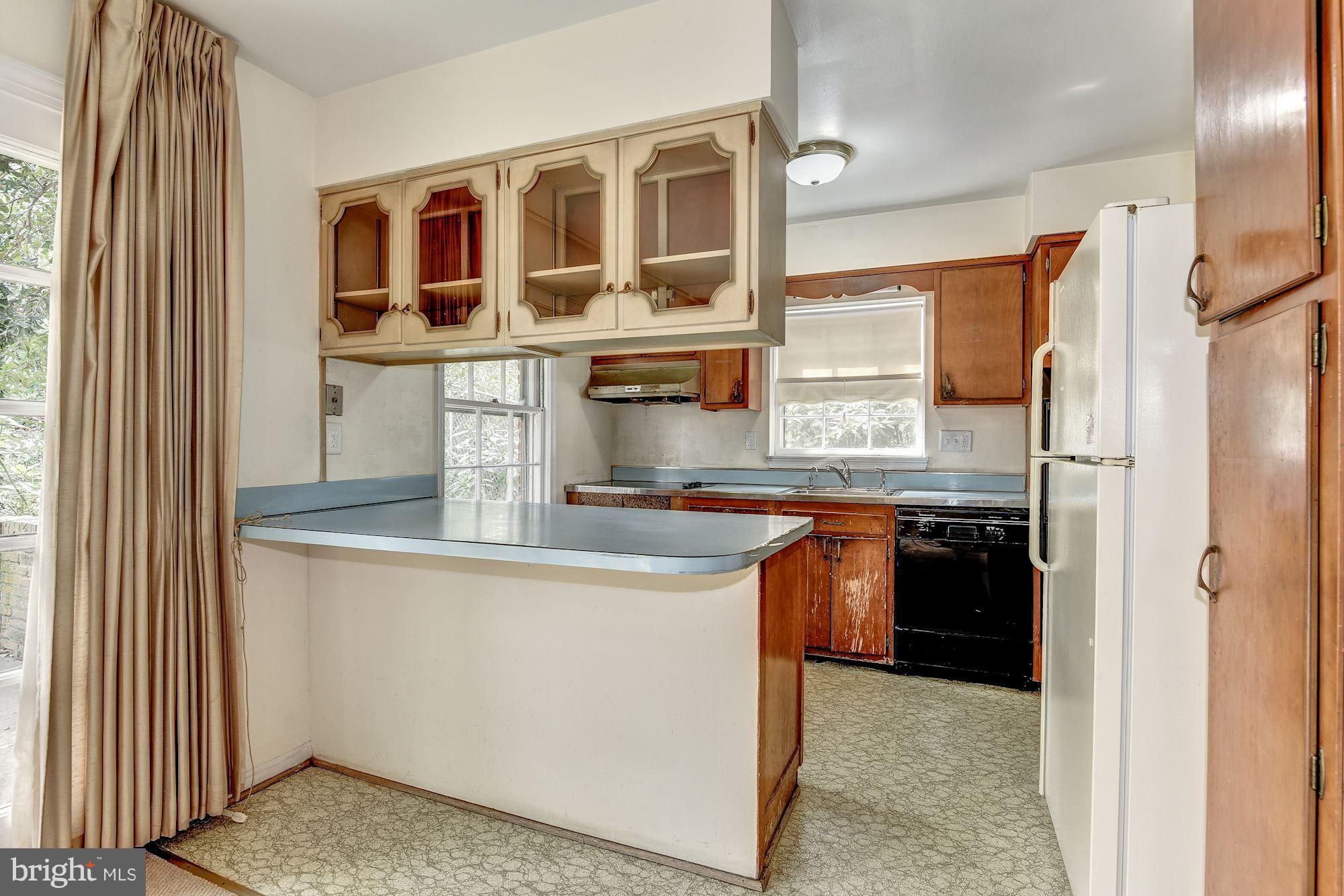 3707 Cameron Mills Road Alexandria, VA 22305 - Photo 8 of 30 Kitchen