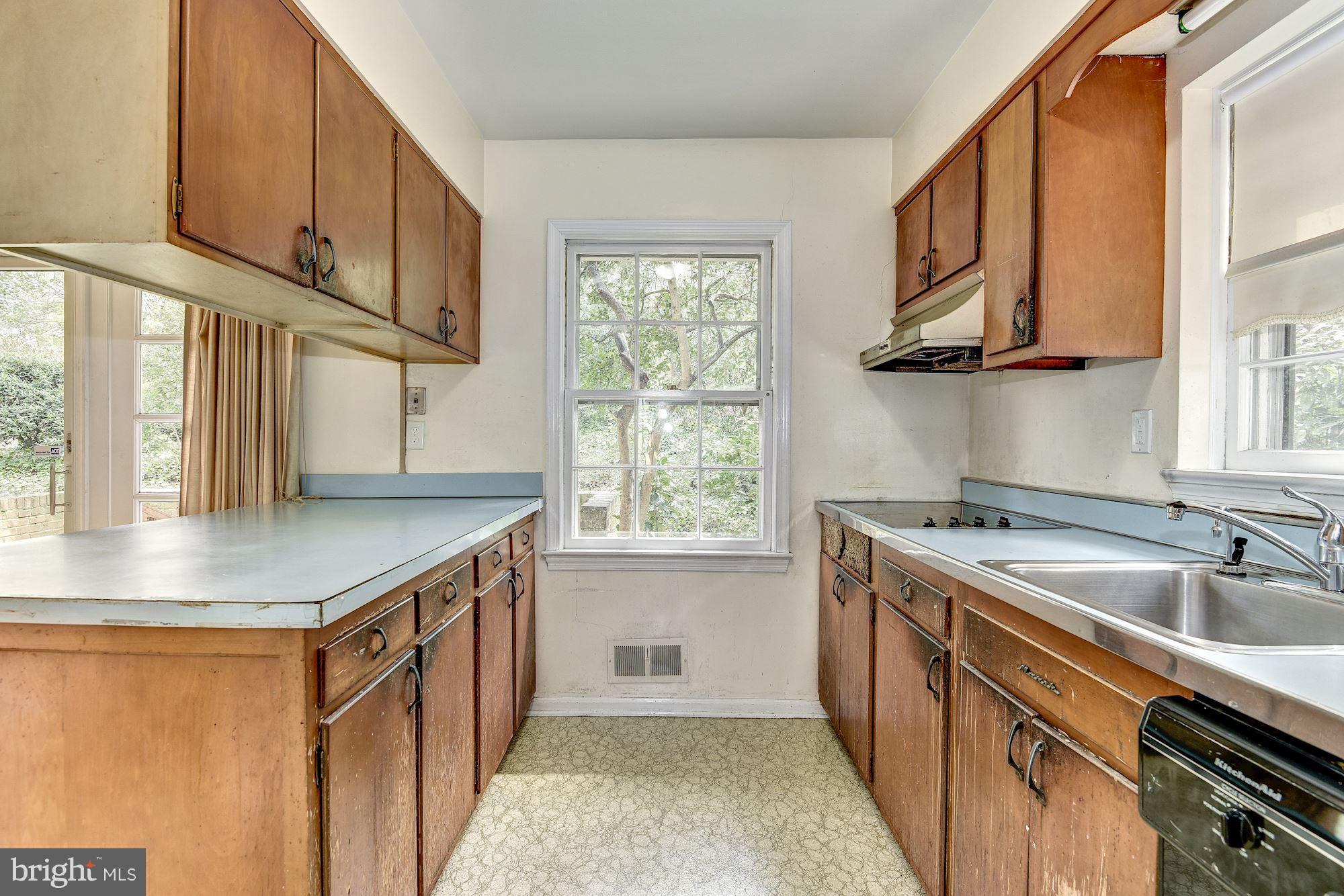 3707 Cameron Mills Road Alexandria, VA 22305 - Photo 9 of 30 Kitchen