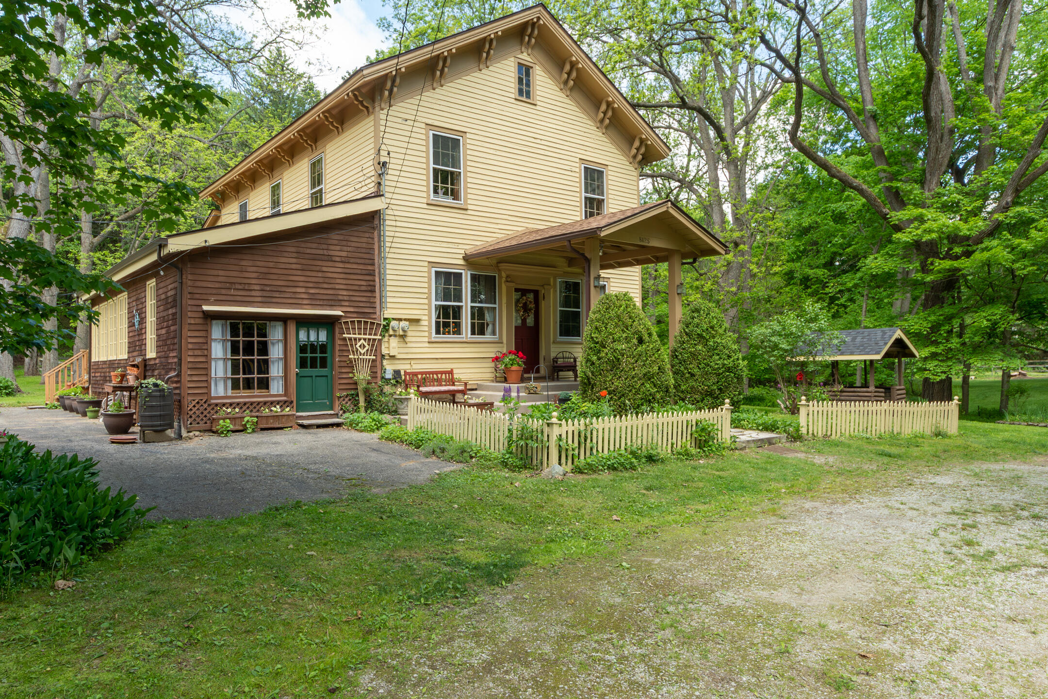 8425 Parshallville Road Fenton, MI 48430 - Photo 1 of 49 The BENEFIT of this Parshallville Histor