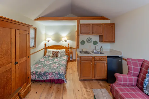 $399,500 | 8425 Parshallville Road, Fenton, MI 48430