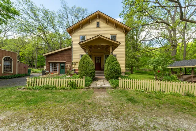 $399,500 | 8425 Parshallville Road, Fenton, MI 48430