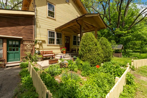 $399,500 | 8425 Parshallville Road, Fenton, MI 48430