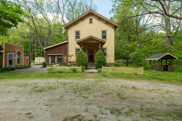 $399,500 | 8425 Parshallville Road, Fenton, MI 48430