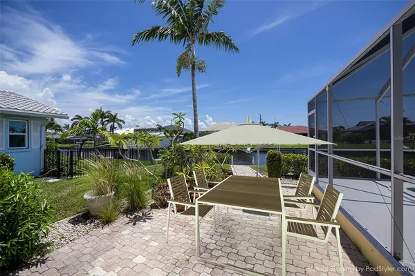 a view of a backyard