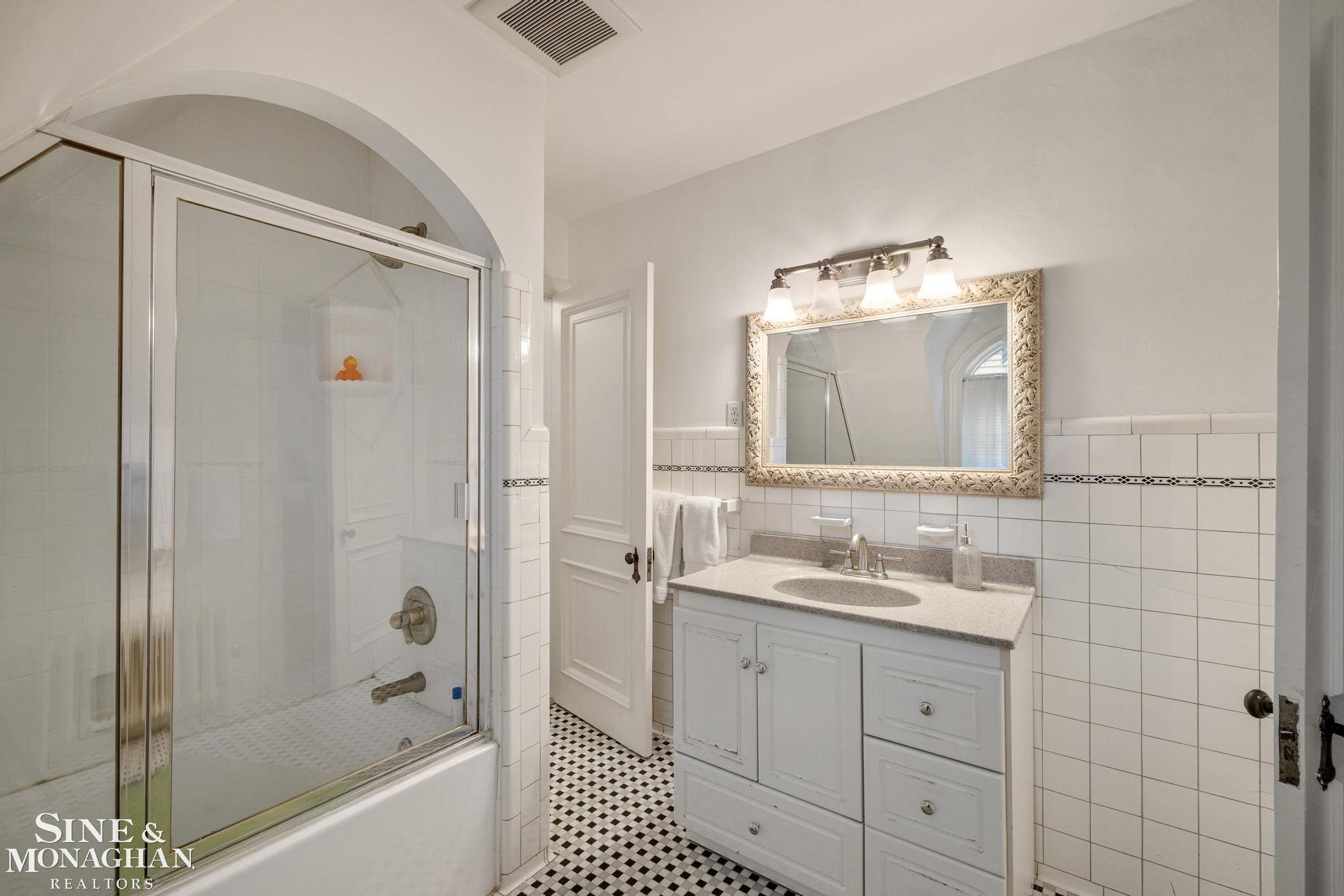 255 Lewiston Road Grosse Pointe Farms, MI 48236 - Photo 28 of 40