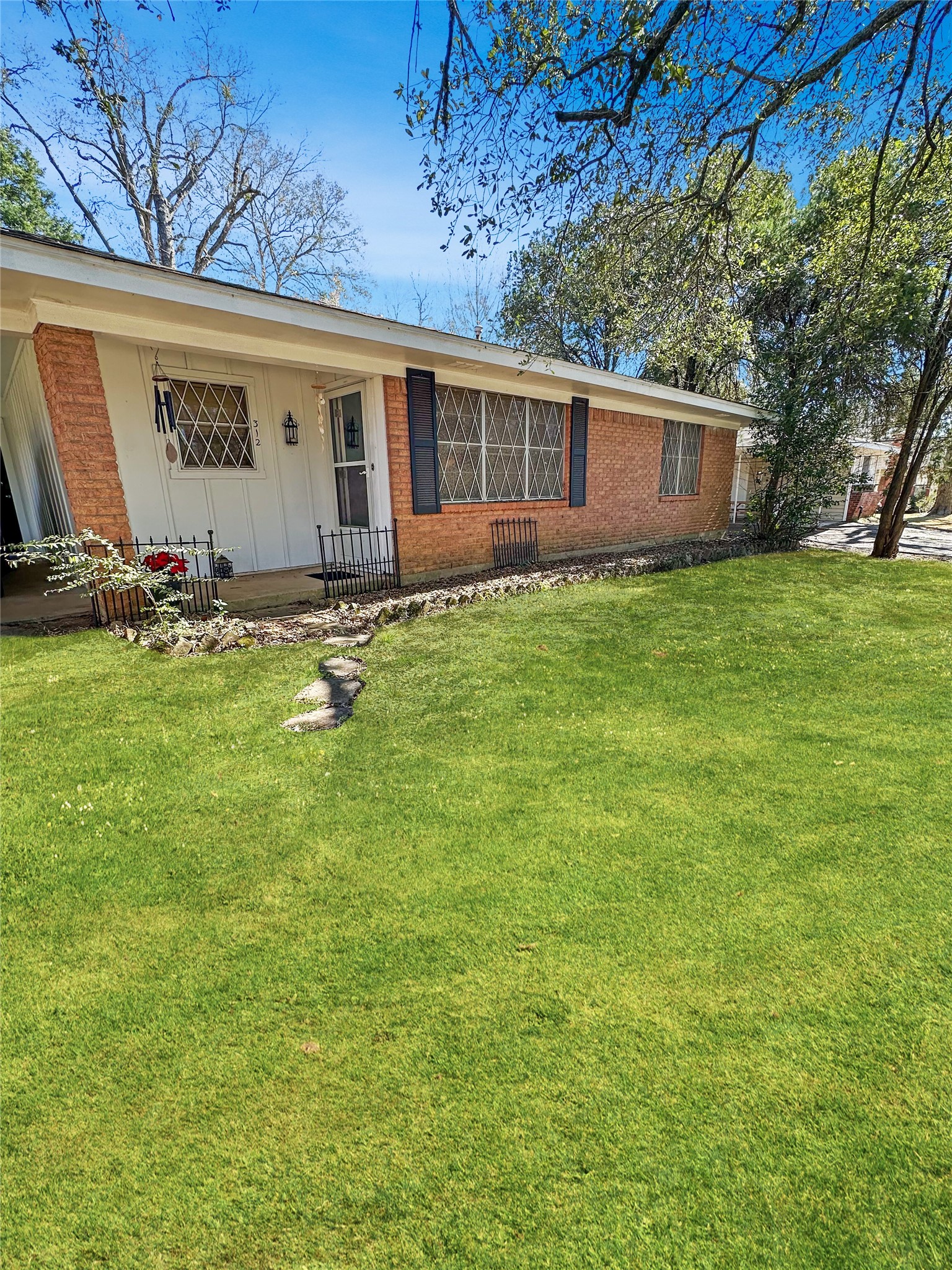 312 South 5th Street Crockett, TX 75835 - Photo 3 of 16