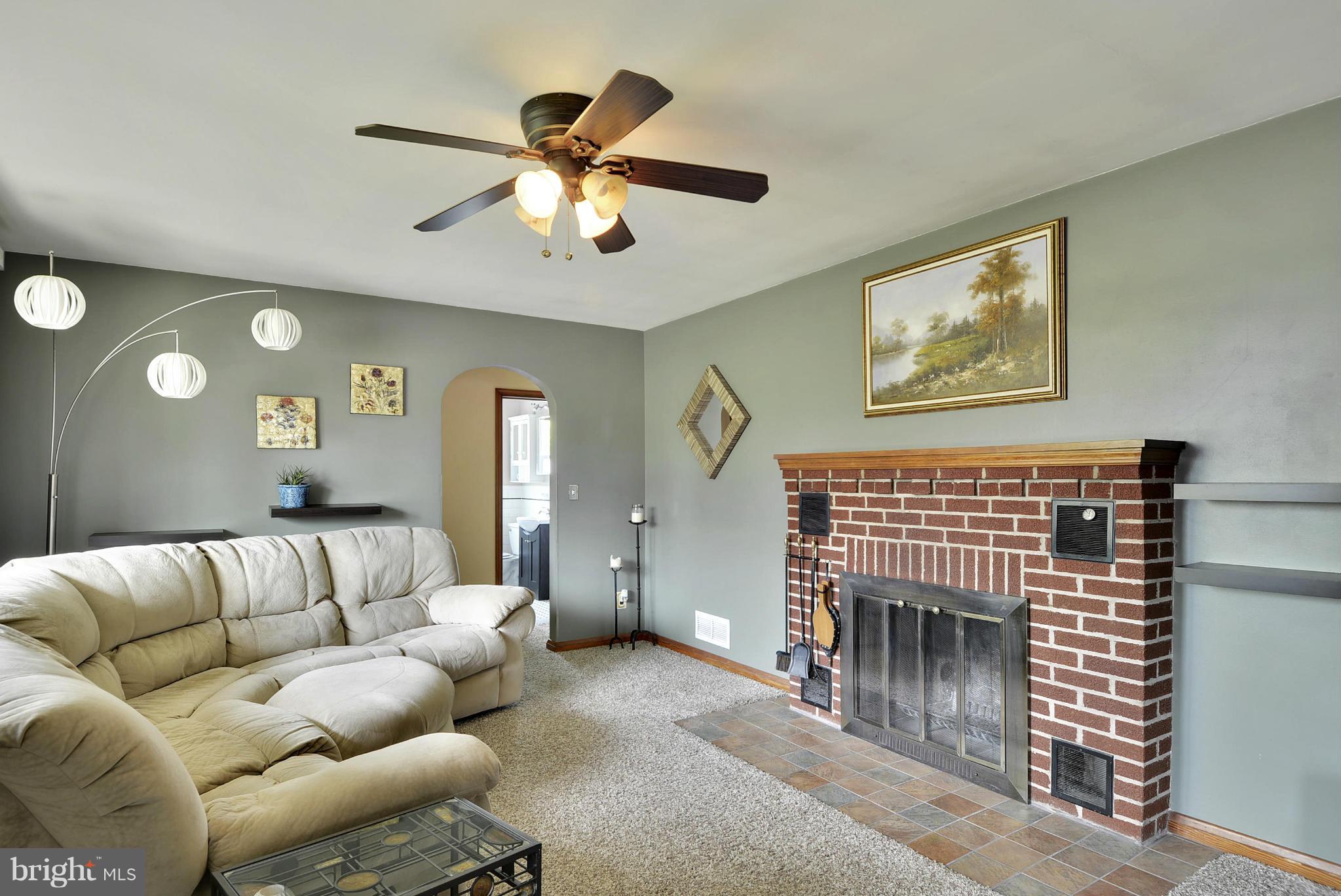 4020 Kahlston Road Baltimore, MD 21236 - Photo 4 of 21 Living Room
