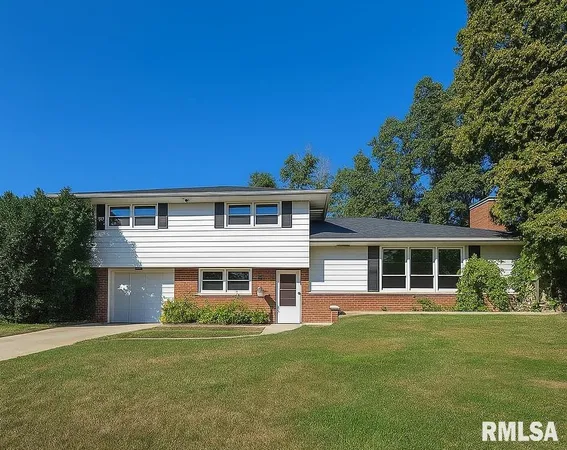 $209,900 | 2823 West Greenbrier Lane, Peoria, IL 61614