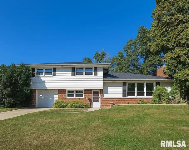 $219,990 | 2823 West Greenbrier Lane, Peoria, IL 61614