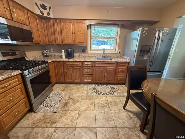 $184,990 | 2823 West Greenbrier Lane, Peoria, IL 61614