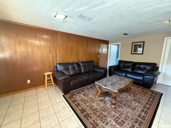 $184,990 | 2823 West Greenbrier Lane, Peoria, IL 61614
