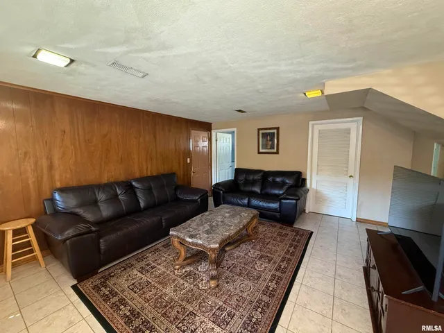 $219,990 | 2823 West Greenbrier Lane, Peoria, IL 61614