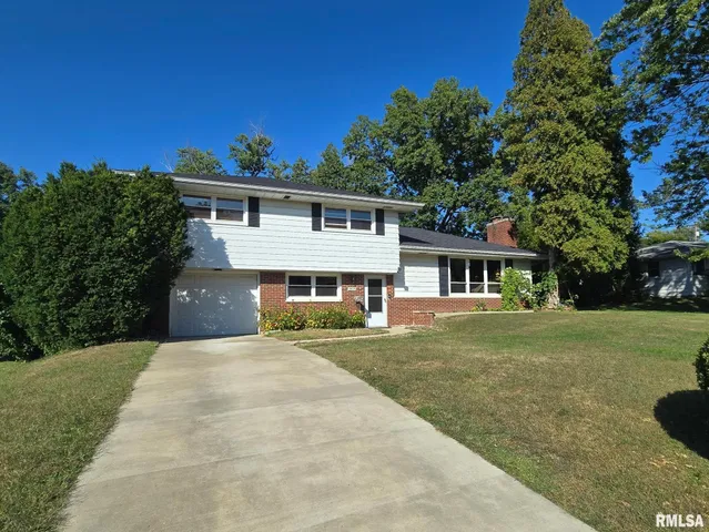 $219,990 | 2823 West Greenbrier Lane, Peoria, IL 61614