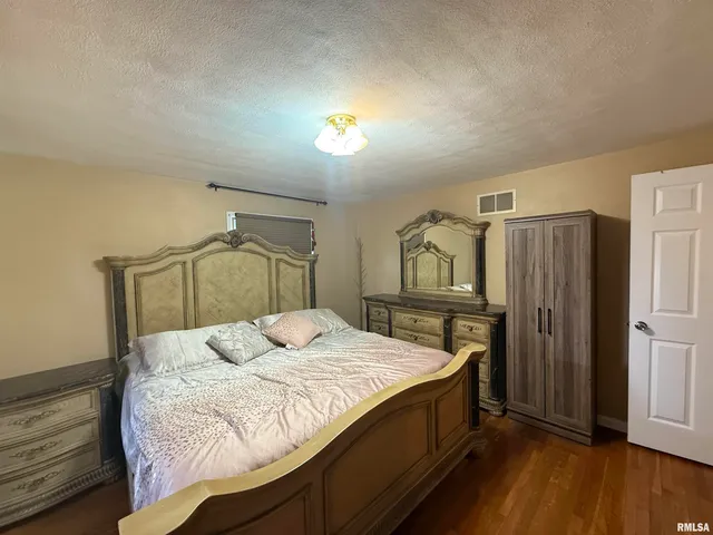 $219,990 | 2823 West Greenbrier Lane, Peoria, IL 61614