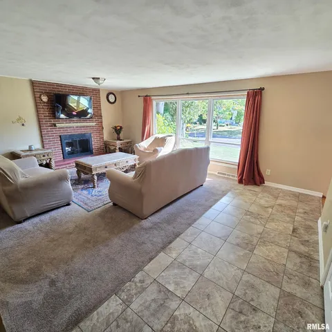 $219,990 | 2823 West Greenbrier Lane, Peoria, IL 61614