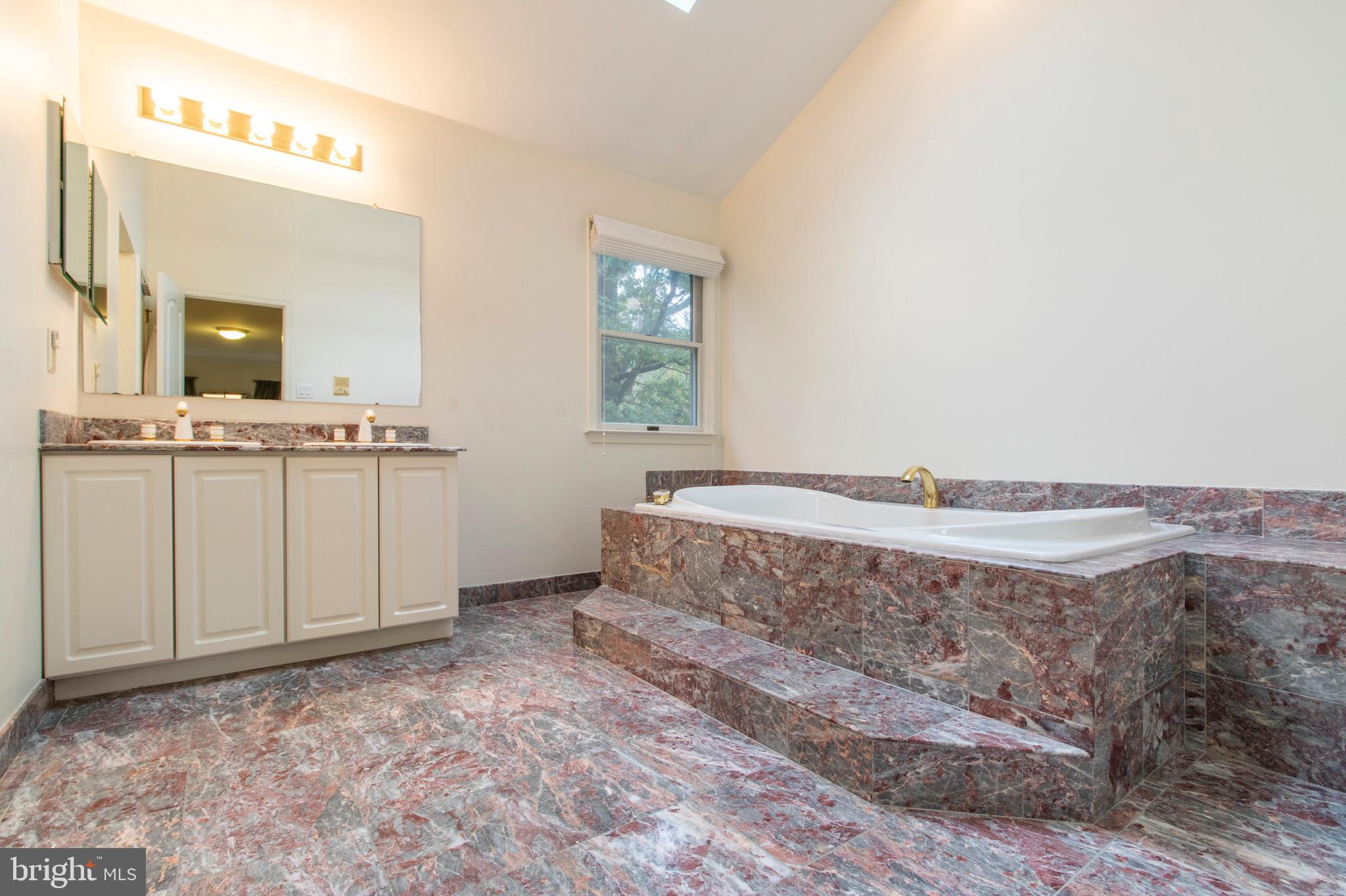 825 Redgate Road Dresher, PA 19025 - Photo 22 of 34 Master En Suite Bathroom!