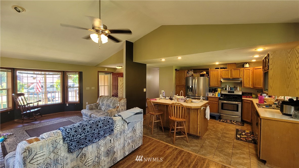 619 Rice Court Steilacoom, WA 98388 - Photo 8 of 40