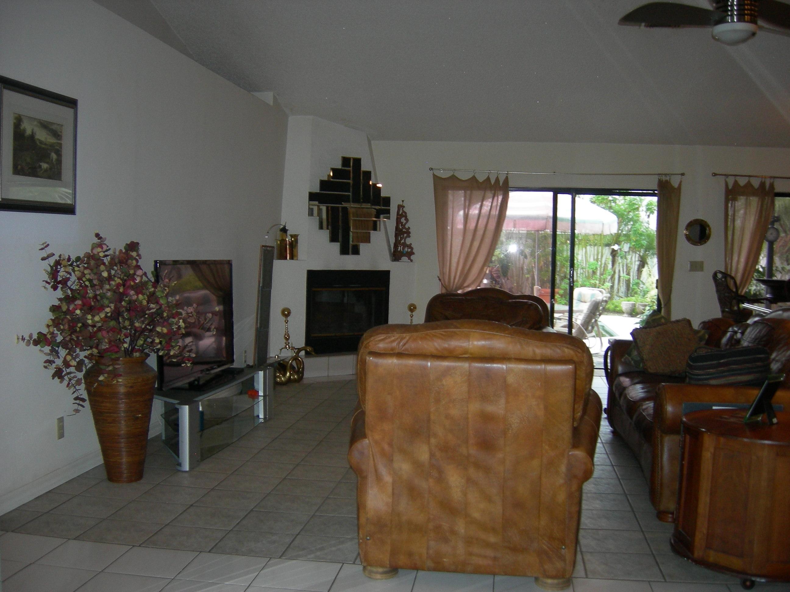 17745 Woodview Terrace Boca Raton, FL 33487 - Photo 6 of 12 LIVINGROOM