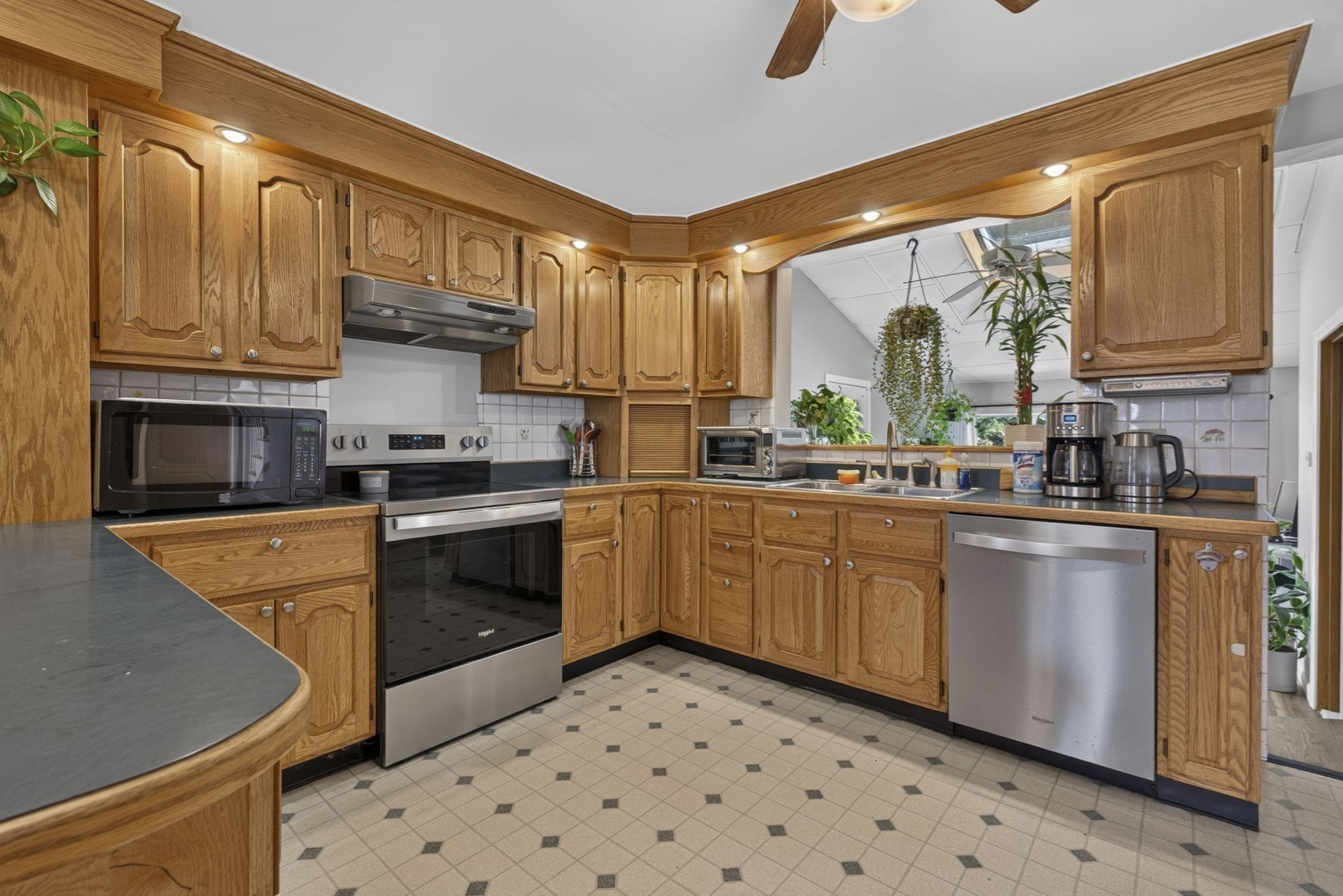 8 Lyndale Road Worcester, MA 01606 - Photo 5 of 35 Gallery Image 5