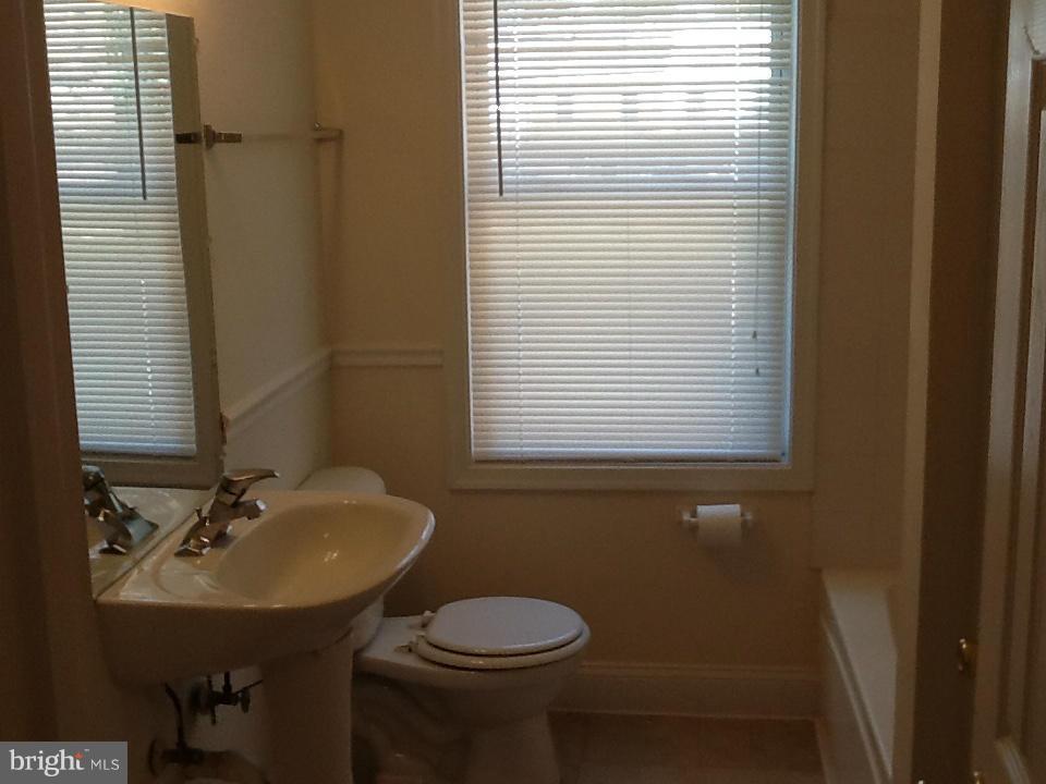 9216 Hood Road Manassas, VA 20110 - Photo 15 of 16 Bath