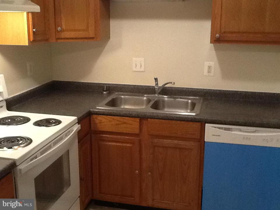 9216 Hood Road Manassas, VA 20110 - Photo 4 of 16 Kitchen