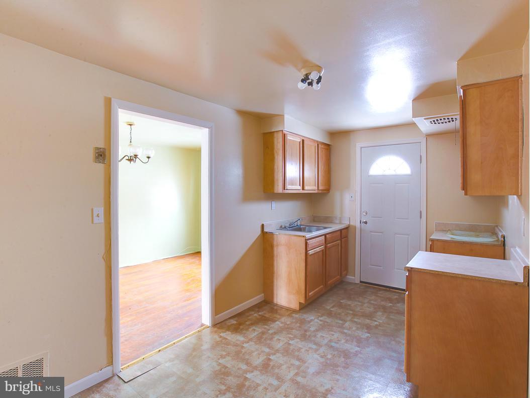 5231 Darien Road Baltimore, MD 21206 - Photo 2 of 30 Kitchen