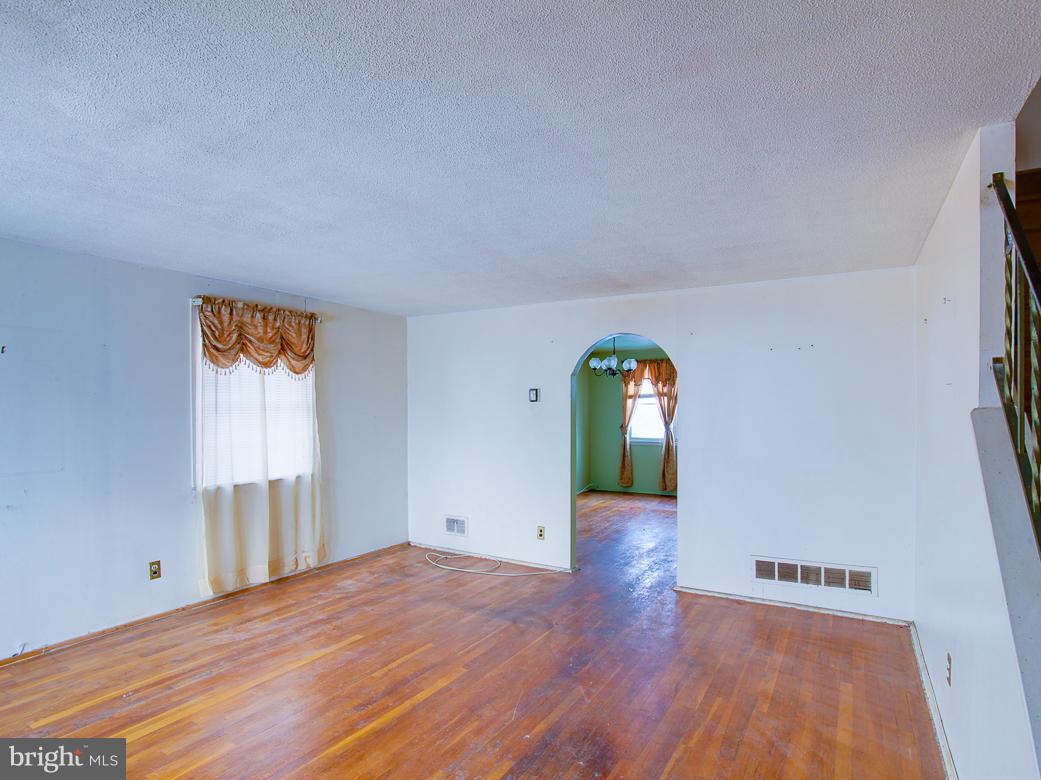 5231 Darien Road Baltimore, MD 21206 - Photo 12 of 30 Living Room