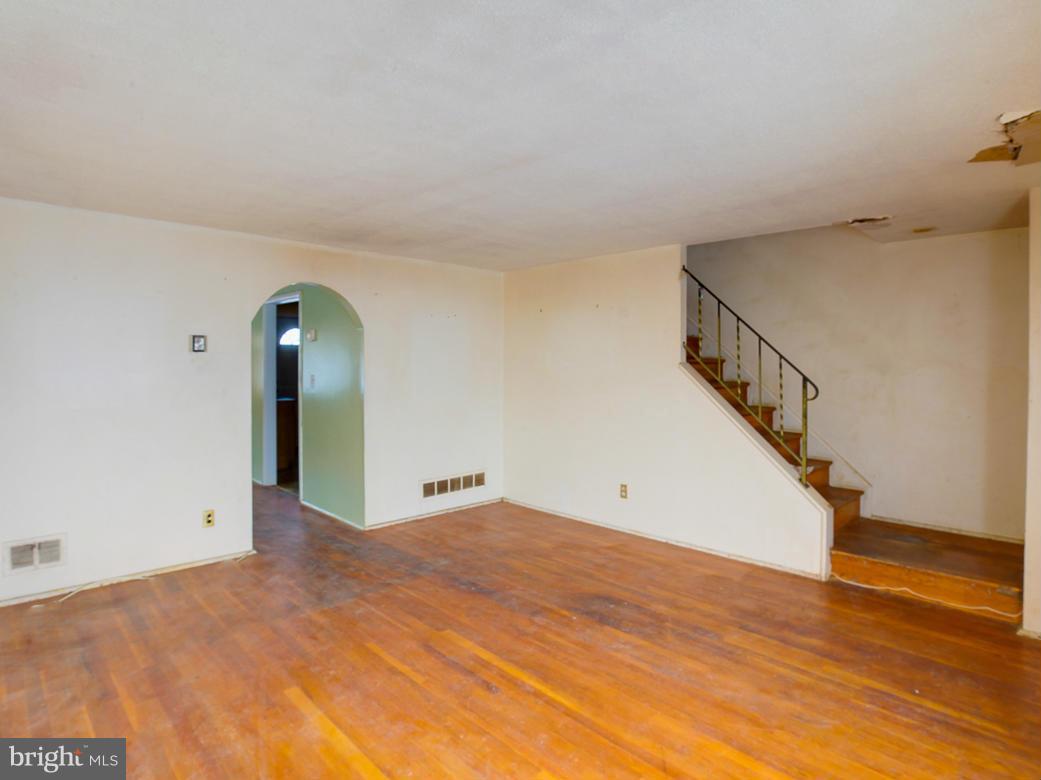 5231 Darien Road Baltimore, MD 21206 - Photo 13 of 30 Living Room