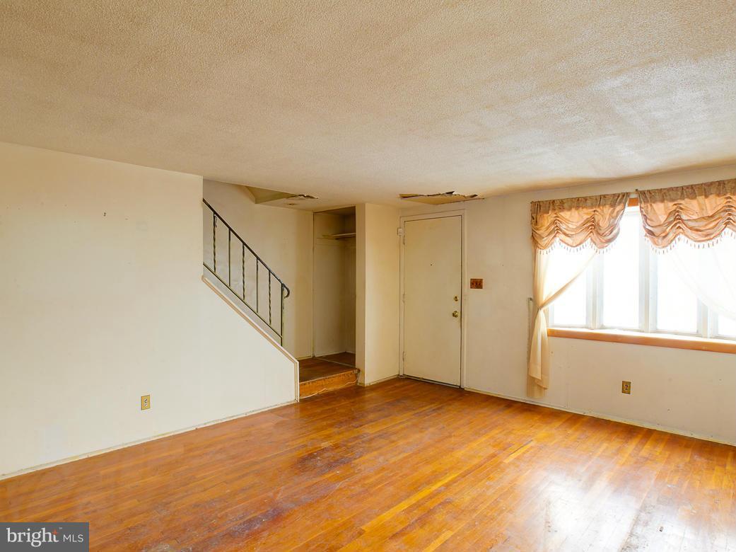 5231 Darien Road Baltimore, MD 21206 - Photo 14 of 30 Living Room