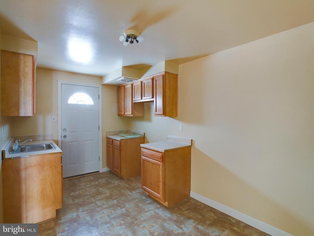5231 Darien Road Baltimore, MD 21206 - Photo 3 of 30 Kitchen