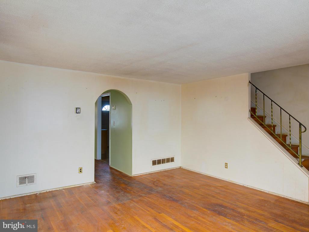 5231 Darien Road Baltimore, MD 21206 - Photo 6 of 30 Living Room