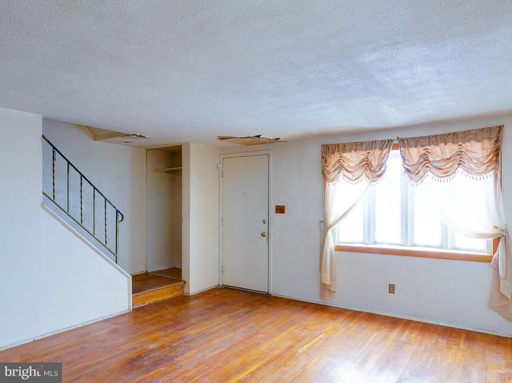 5231 Darien Road Baltimore, MD 21206 - Photo 7 of 30 Living Room