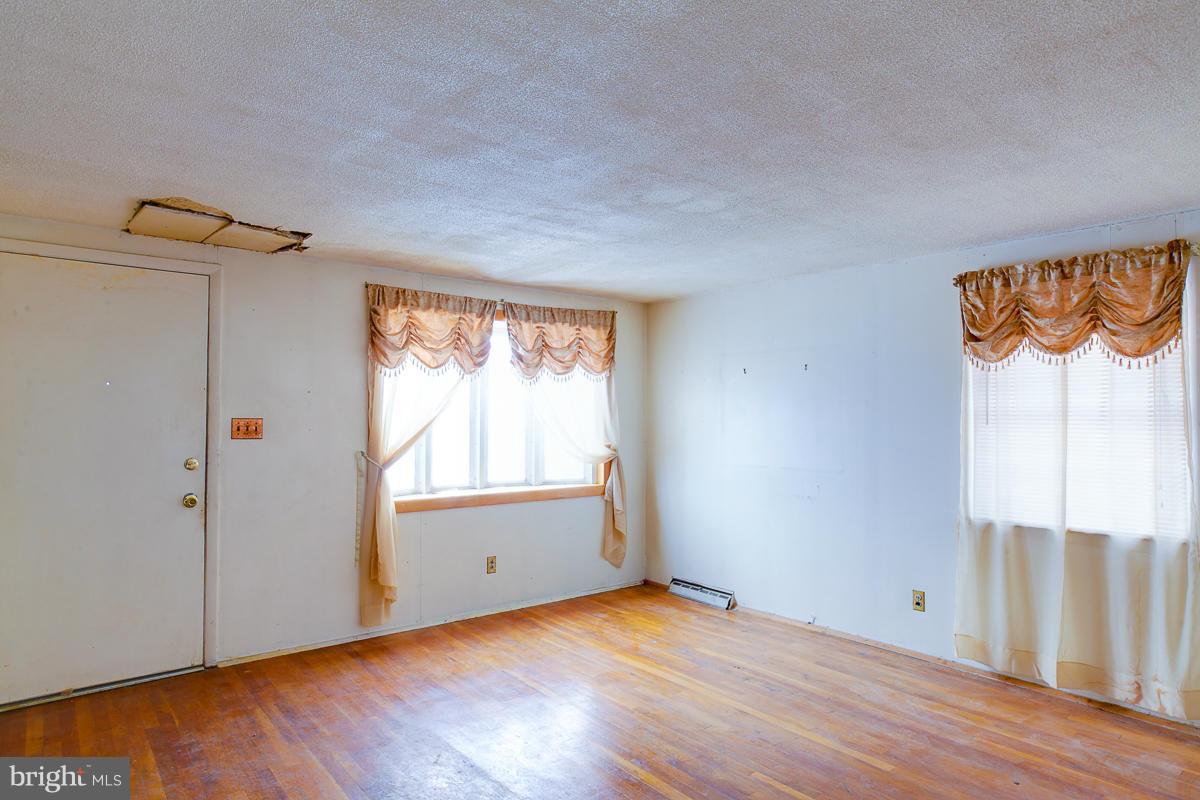 5231 Darien Road Baltimore, MD 21206 - Photo 8 of 30 Living Room